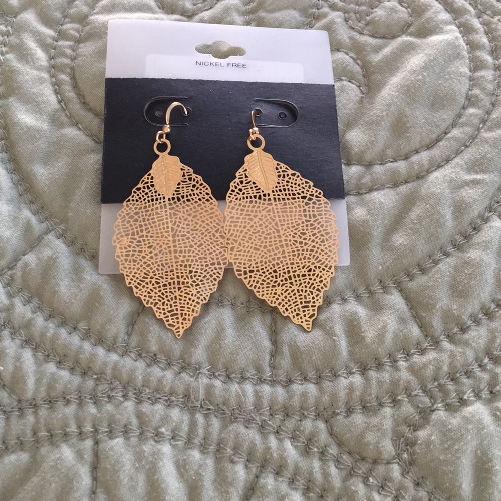 NWOT Gold leaf earrings